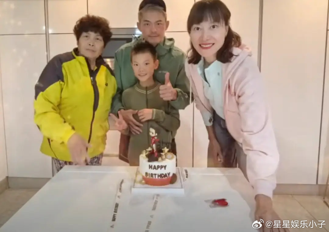 林丹西班牙为儿子庆生，与谢杏芳同框显瘦小，一家四口住独栋别墅 ​​​