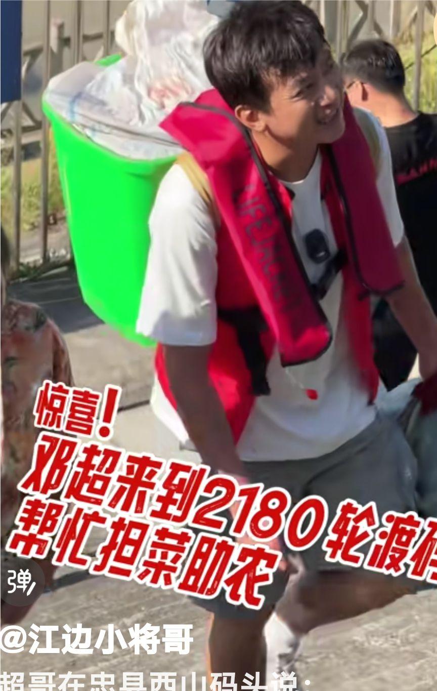 超哥帮菜农拎菜。