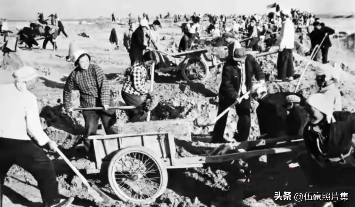 上世纪七十年代，河北省委副书记吕玉兰同志（前左二）和东留善固社员一起平整土地的场