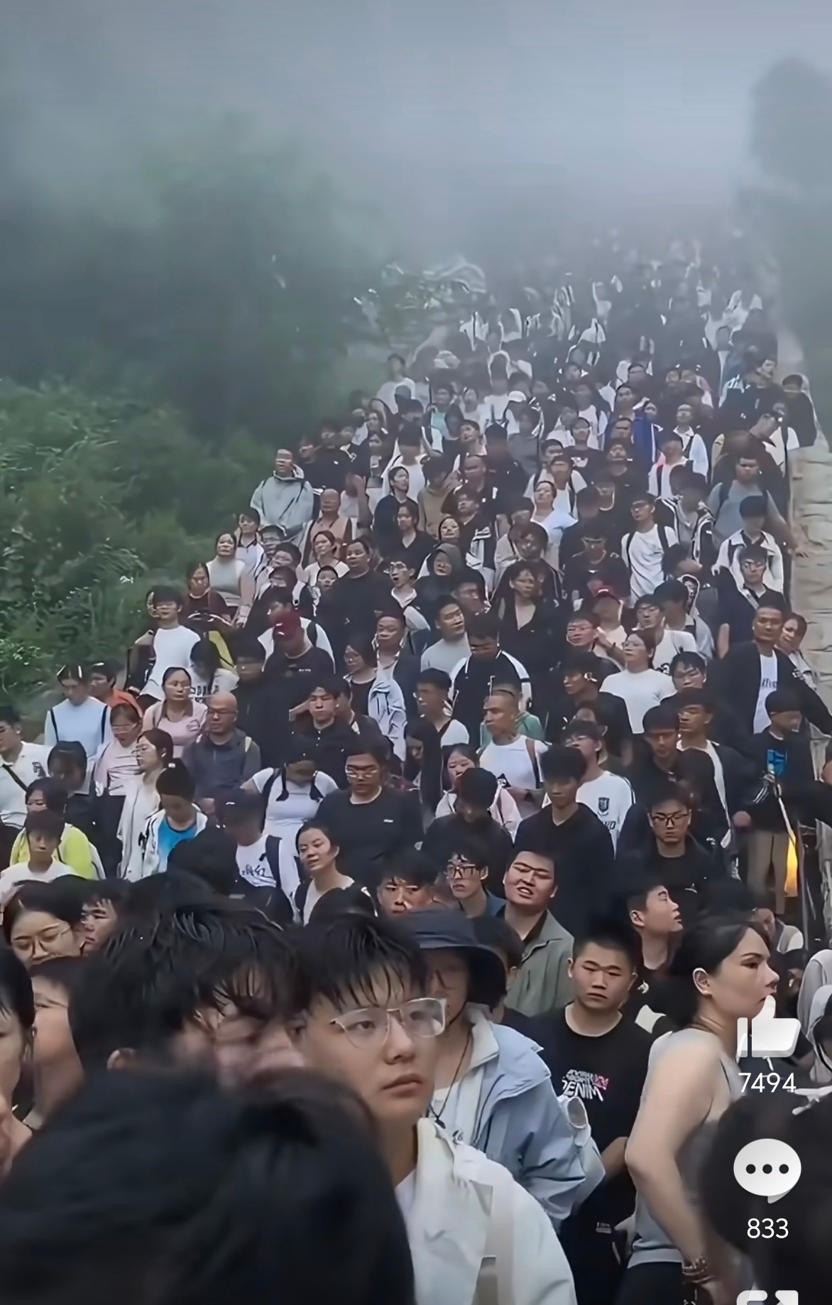 第一天出去旅游的人已经老实 今天你们出去旅游了嘛？感觉去景点都要人山人海[dog