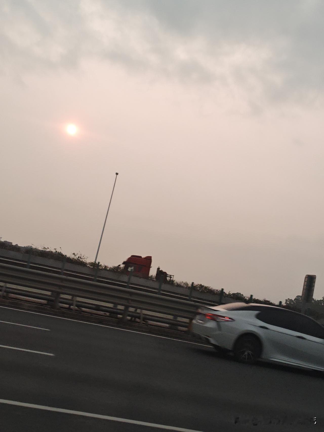 夕阳西下，几时回。人生就像日出日落，东方升起西边落下，世间美好瞬息万变，唯有太阳