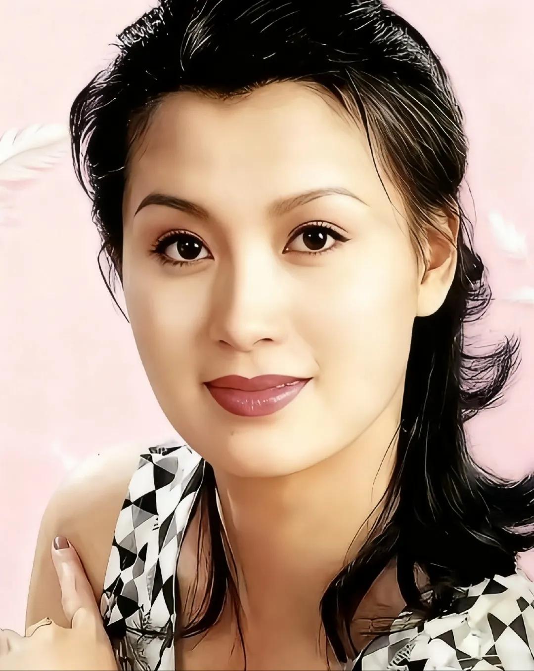 1994年，24岁的史兰芽正怀着六个月身孕，事业刚有起色的她，却突然接到丈夫的离