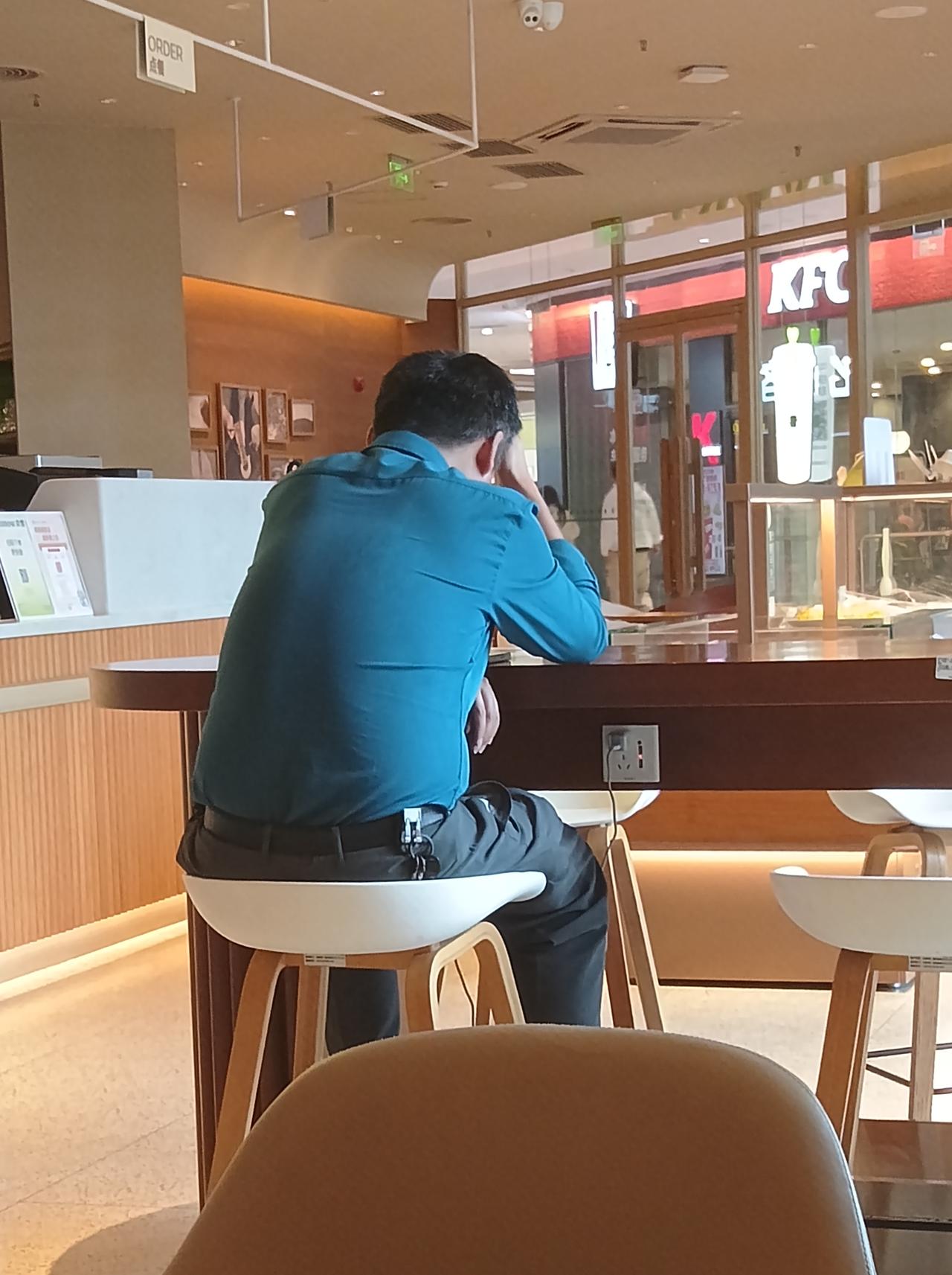 晒图笔记大赛 在常去的老茶室，经常撞见两个中年男。通过他们与偶然相遇的熟人的谈话