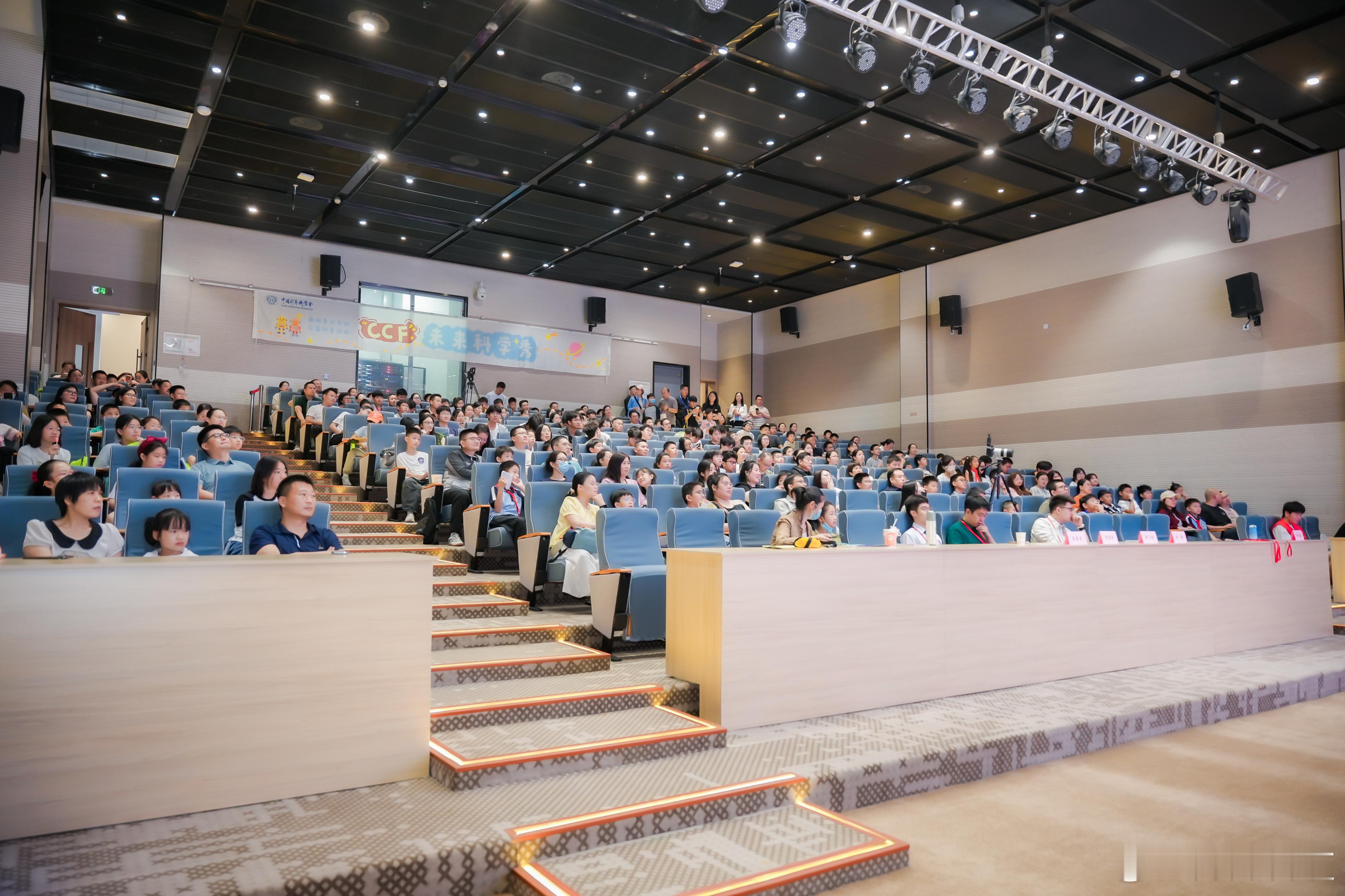CCF科普大会如何科普前沿科技苏州CCF会场里人头攒动，过道都挤满了来听分享的观