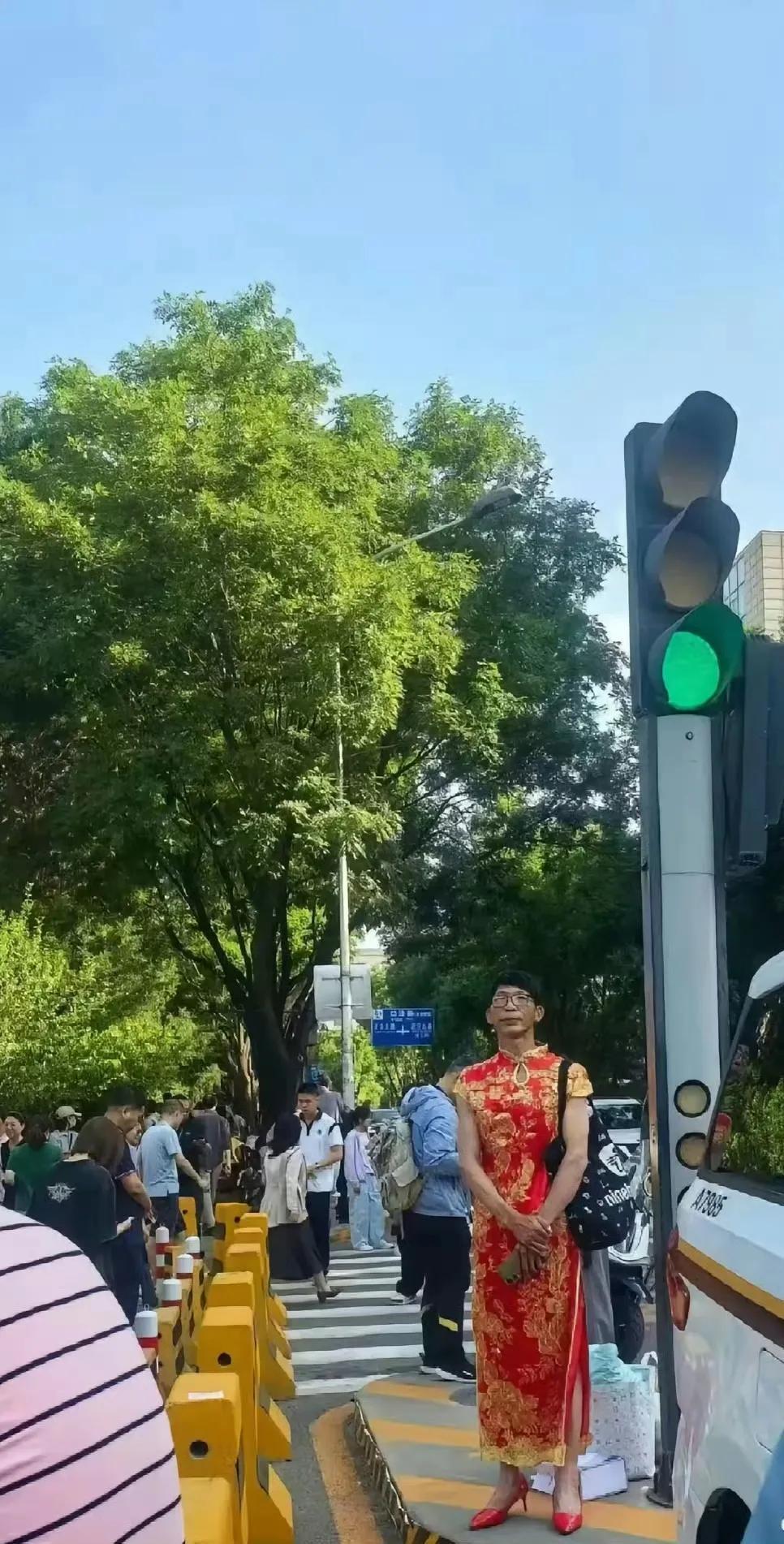 考场外，一名考生老爸穿这样，去非担心，考场里的孩子一想到场外的老爸，会不会分心啊
