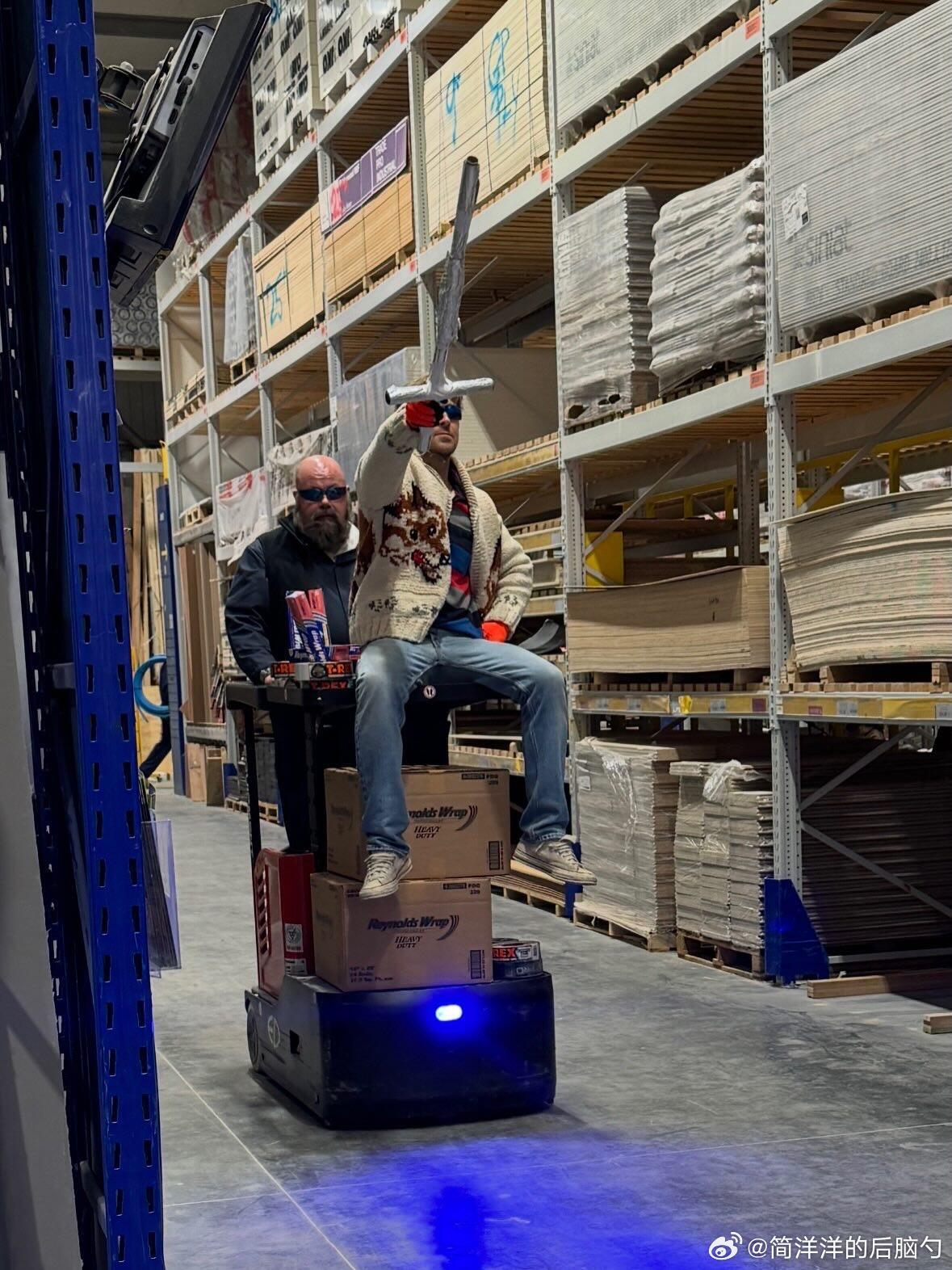 瑞恩·高斯林在建材市场拍摄的《挽救计划》宣传照一种堂吉诃德式的冲锋，“我的命运就