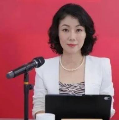 中国最贵的女秘书：年薪849万，虽已年近50岁了，还像个少女。这位女秘书就是朱旭