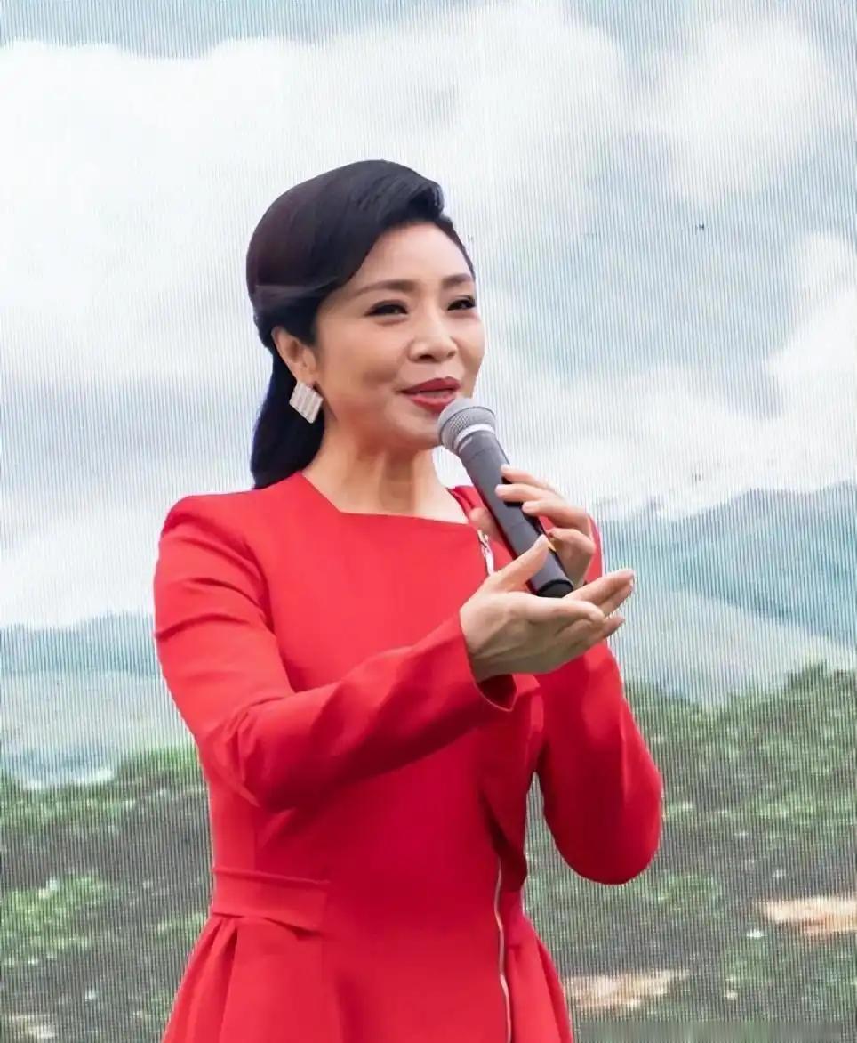 谁能想到，荧幕上光芒万丈，享受正师级待遇的国家一级演员，褪去舞台光环之后，家里却