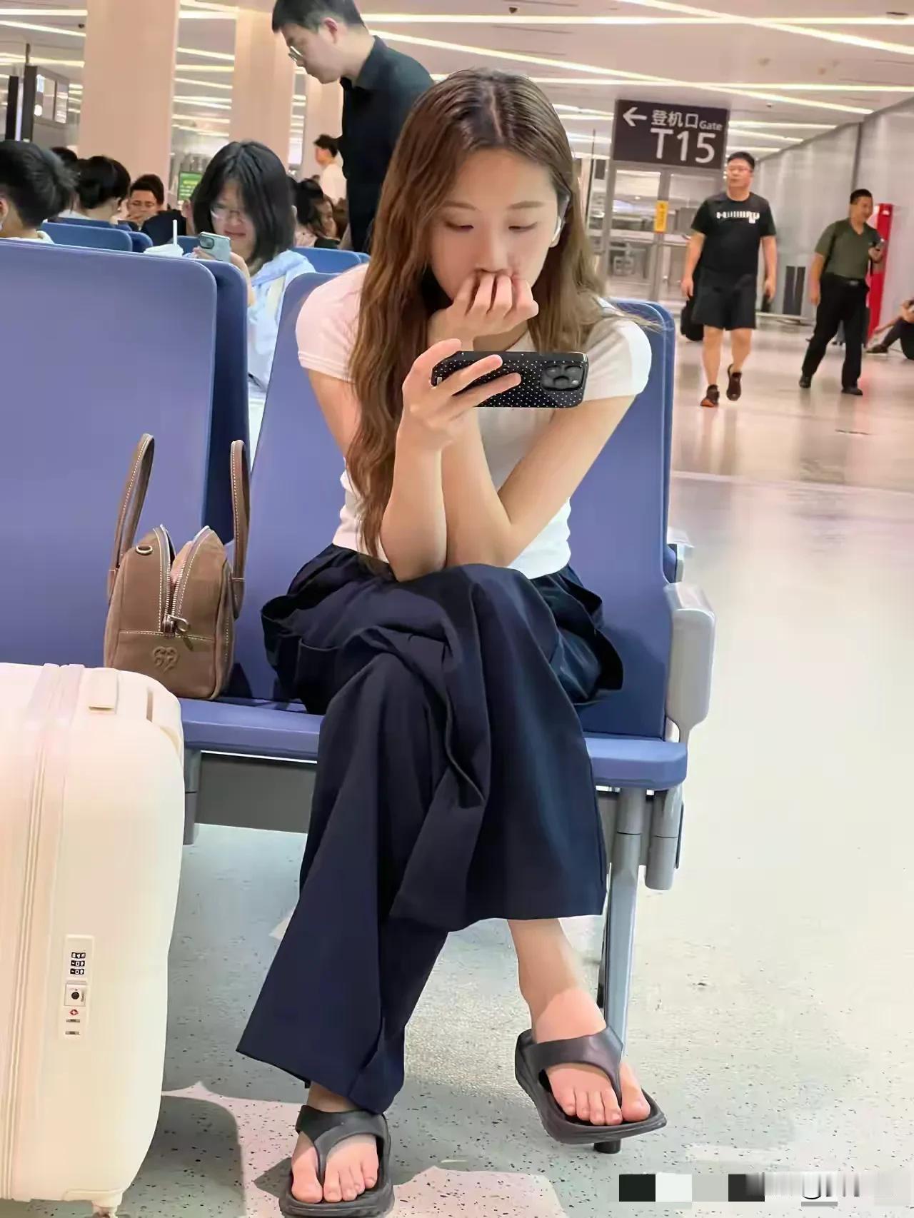 无论对方是谁，只要他做事前不考虑你的感受和利益时，就说明这个人不是蠢，就是坏。