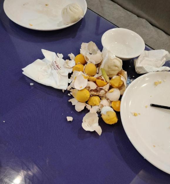 2024年，山东，一饭店推出5元早餐不限量，大爷交过钱后，就拿了7个鸡蛋、两屉小