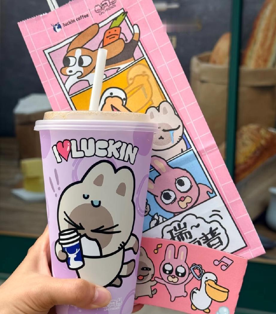 早段时间同事帮了我一个大忙，昨天好不容易跟她一起上班，知道她有喝奶茶的爱好，所以