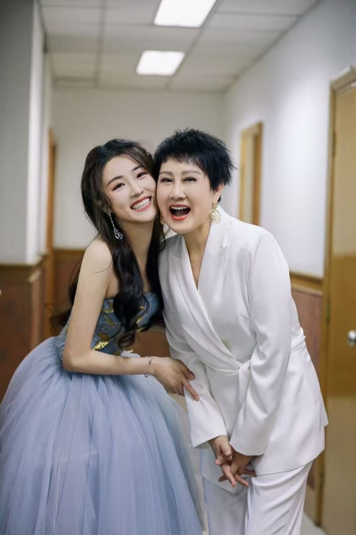 凯丽女儿张可盈回应网友高要求 她回应高要求那段话，没有抱怨没有辩解，就一句“化作