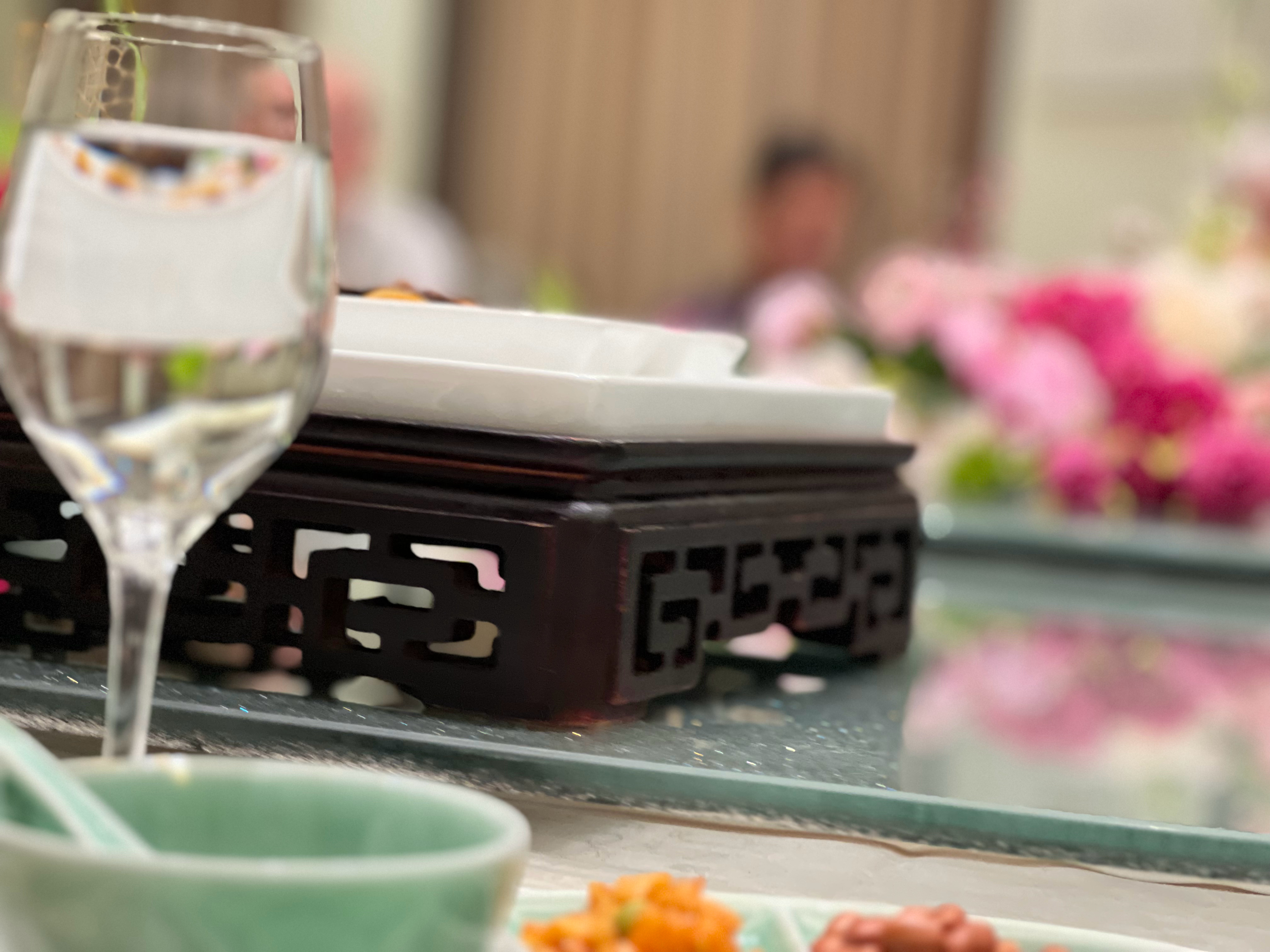 今晚饭局，文艺人才齐聚。锡剧、沪剧、黄梅戏、京剧轮番演唱，还有人演奏二胡名曲《赛