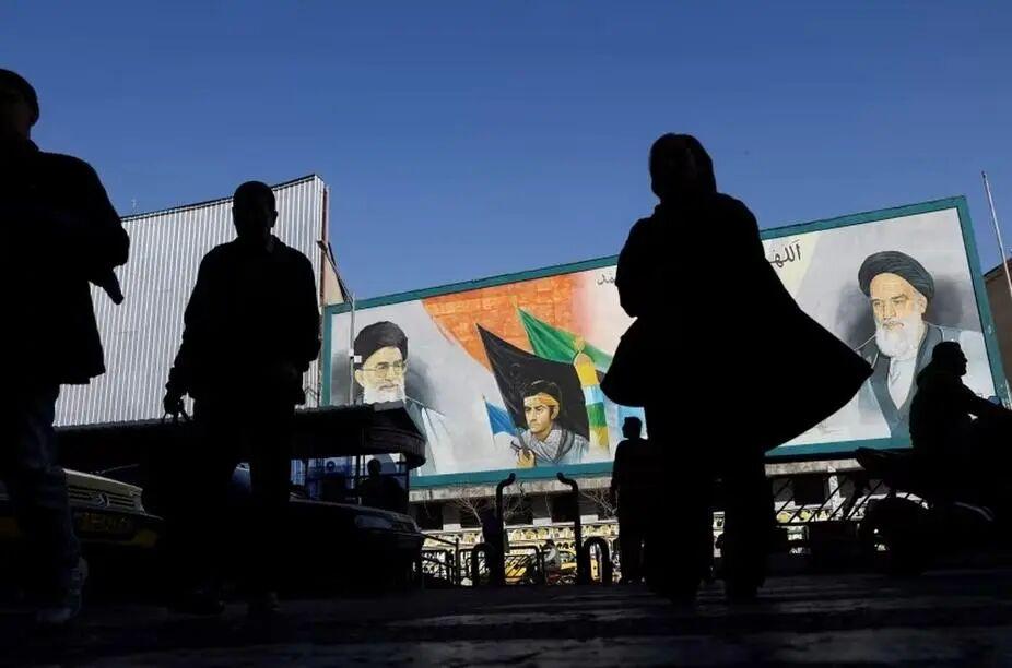 美国对伊朗动手，日本有点慌。
首相高市早苗在机场才得知美军参战，连飞机都犹豫要不