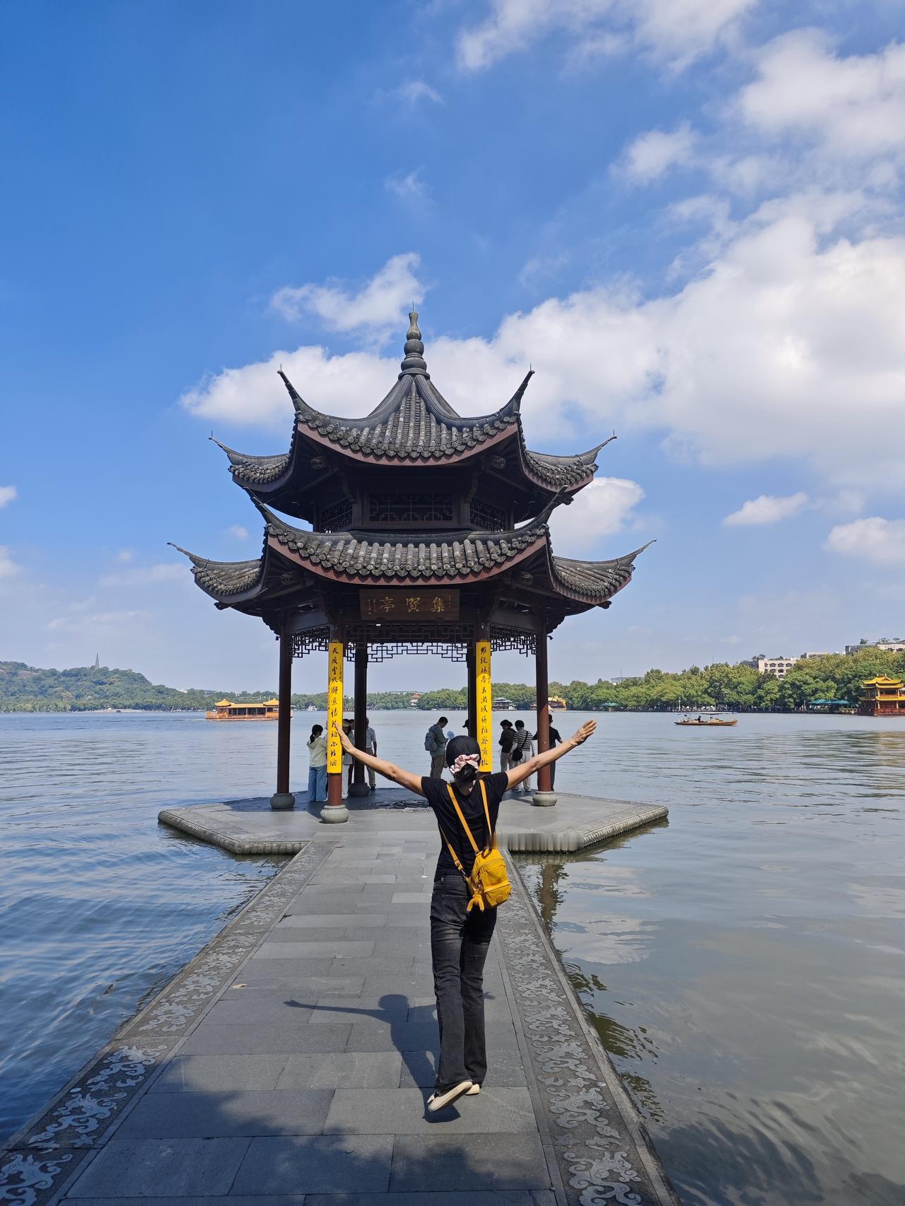 秋天的西湖，湖水更加清澈平静，没有一丝波澜。湖水在阳光的照耀下，波光粼粼，像一面