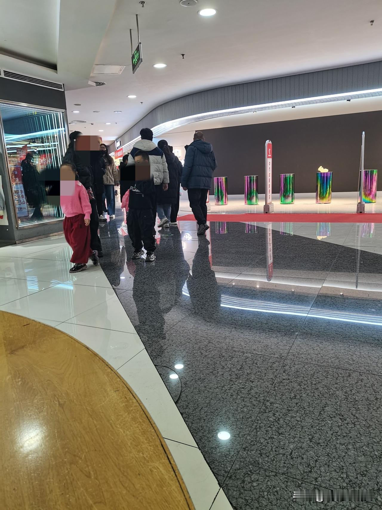 每周日送二宝在海亮附近上课，没事干就来海亮个转了，最近两周发现海亮的一二楼关了不