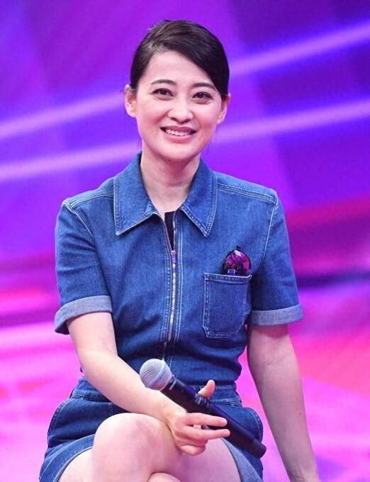 48岁梅婷穿牛仔连体裤美出圈，四五十岁女人抗衰关键不在脸在心态与穿搭