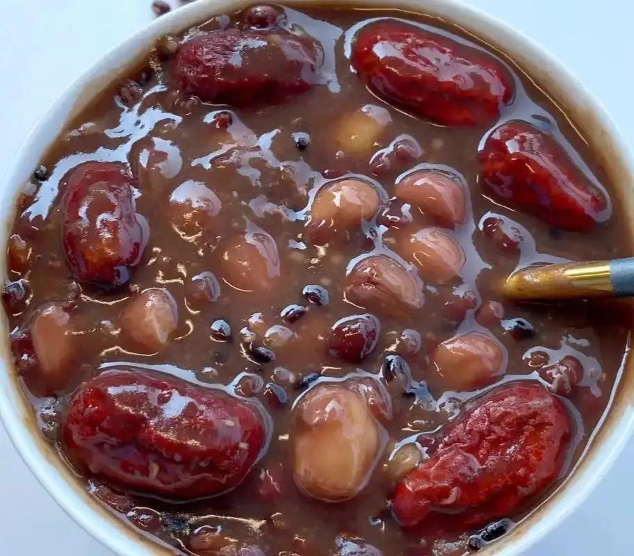 快领腊八粥。去年双溪的腊八粥没吃上，今年必须早点去，那可是领福气呢！没想到另外的