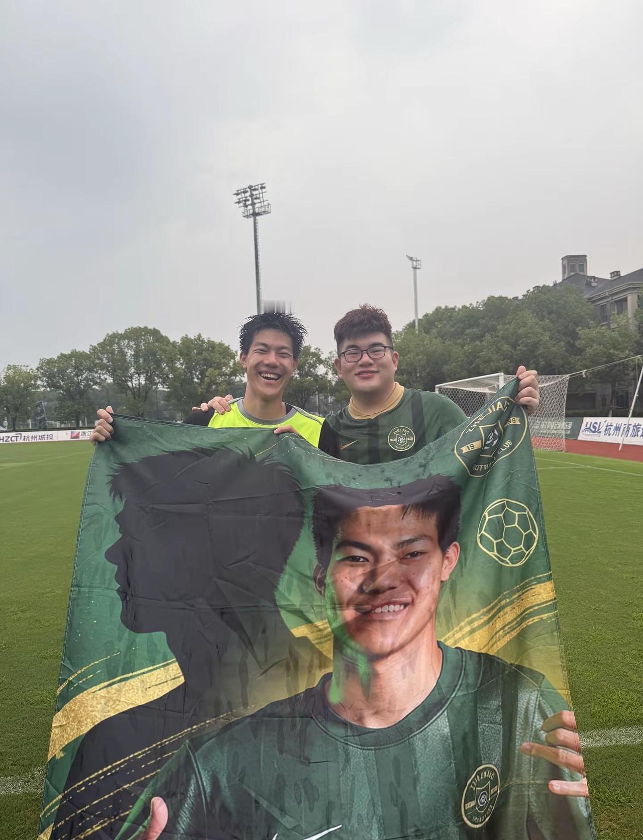 终于和瑷晖合上影了。做了一面小旗子在黄龙挂了好多场，今天终于有机会来基地和教授和