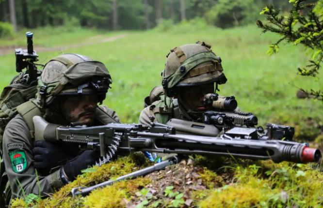 万万没想到，第一个向俄罗斯“开重炮”的国家。不是美国，也不是日本，而是一个被打趴