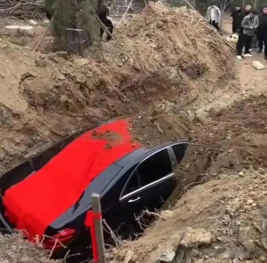 今天这条消息又刷新世人三观，百万豪华奔驰在辽宁辽阳竟然被陪葬了，不是纸扎，实实在