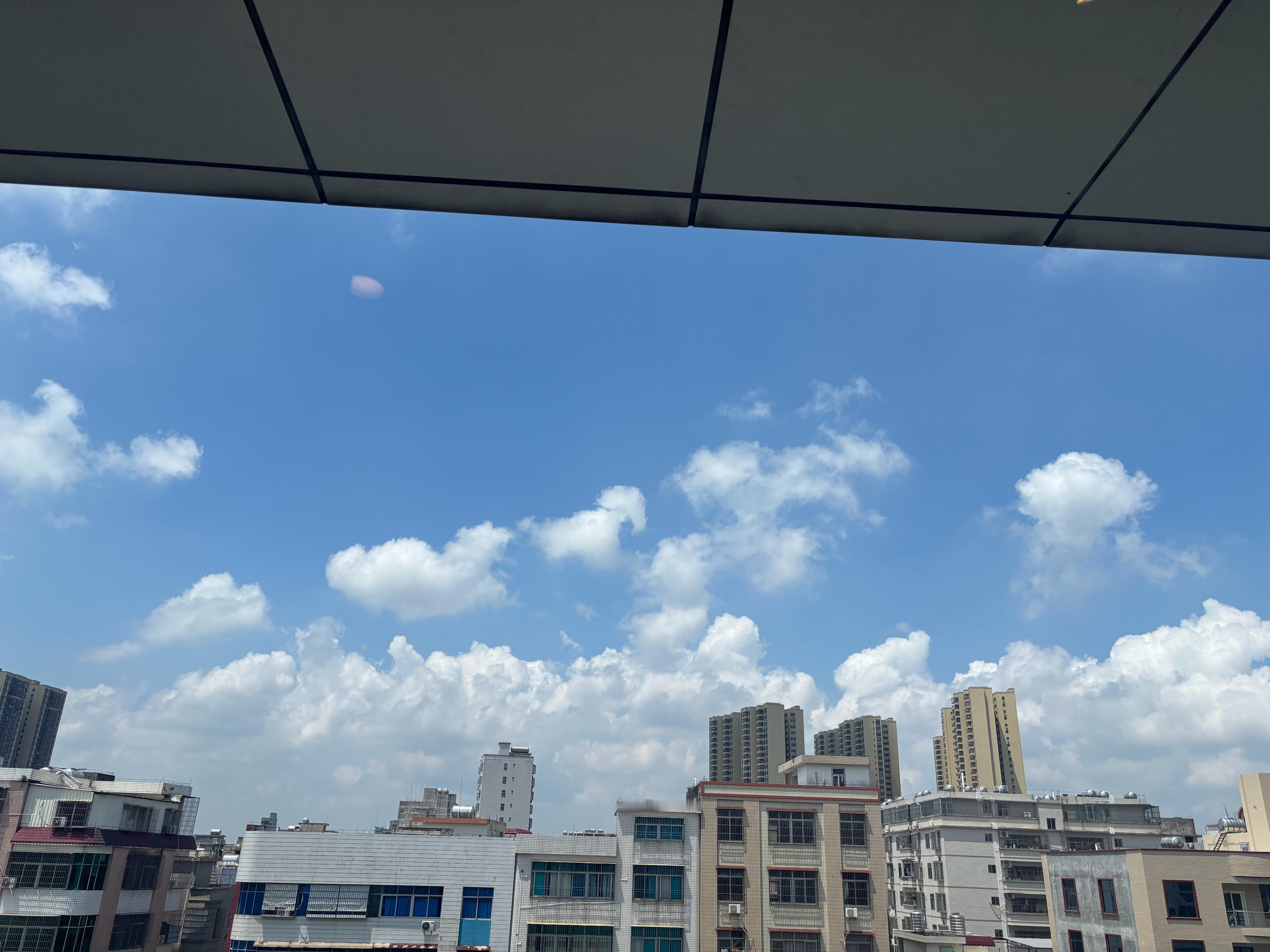 依旧。蓝天。白云。 ​​​