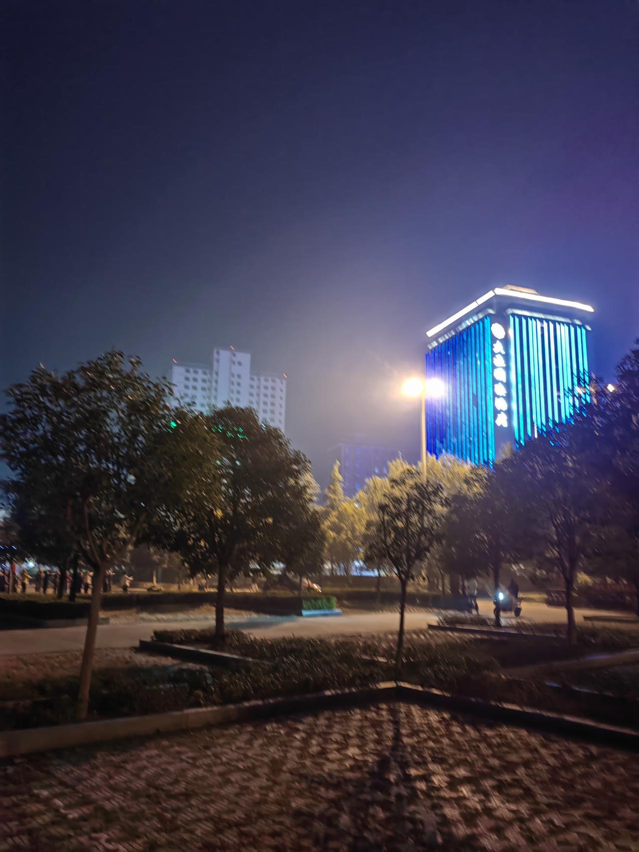 公园的南门广场上，有几处地方都有人在跳舞，有跳交谊舞的，也有跳广场舞的。

我这