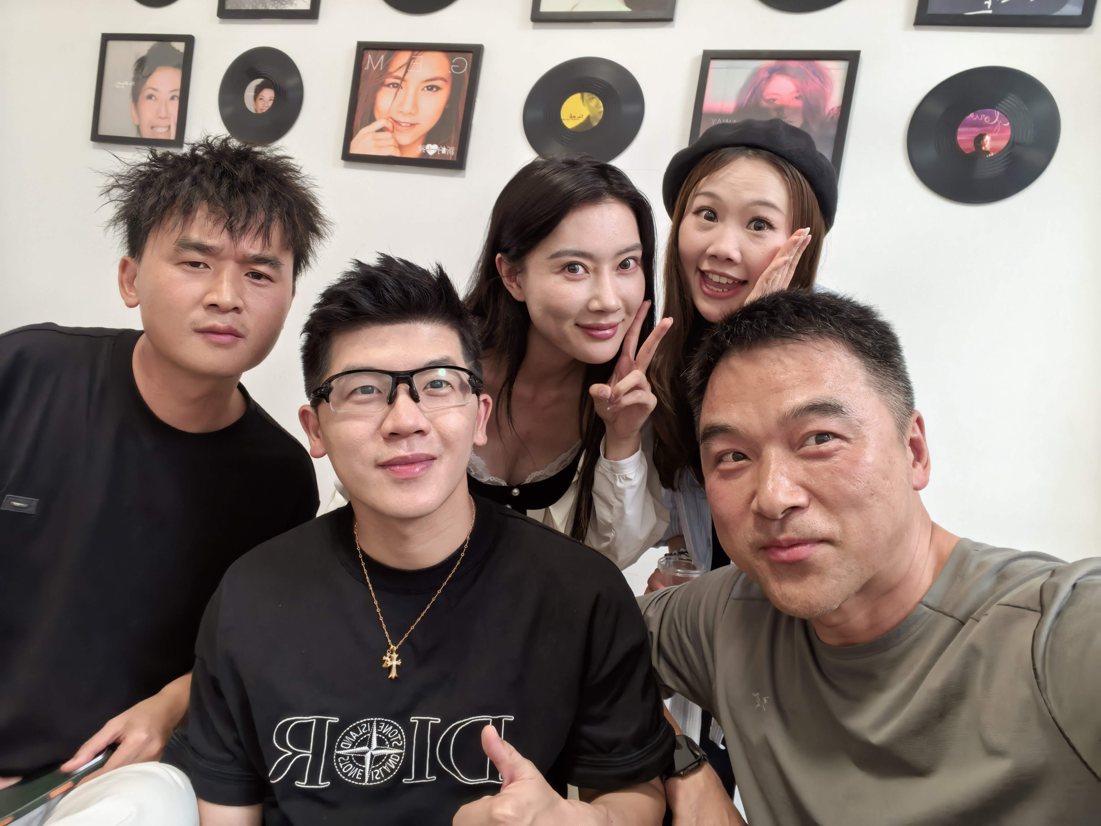 问大家，是不是左边的最帅