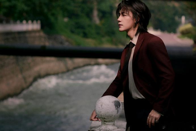 此沙 年上引导型红西装在此沙身上就不是衣服了，是战袍[笑cry] ​​​