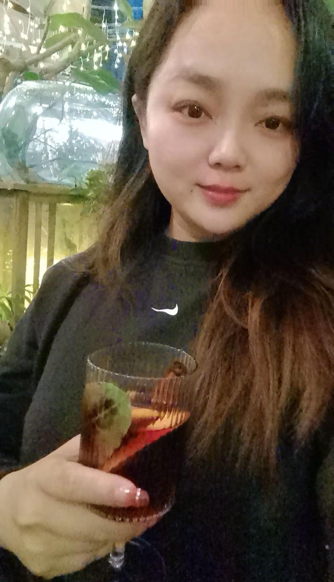  杯里的酒是暖的，心里的光是亮的。不慌不忙，慢慢发光，这才是女神该有的样子。🥂