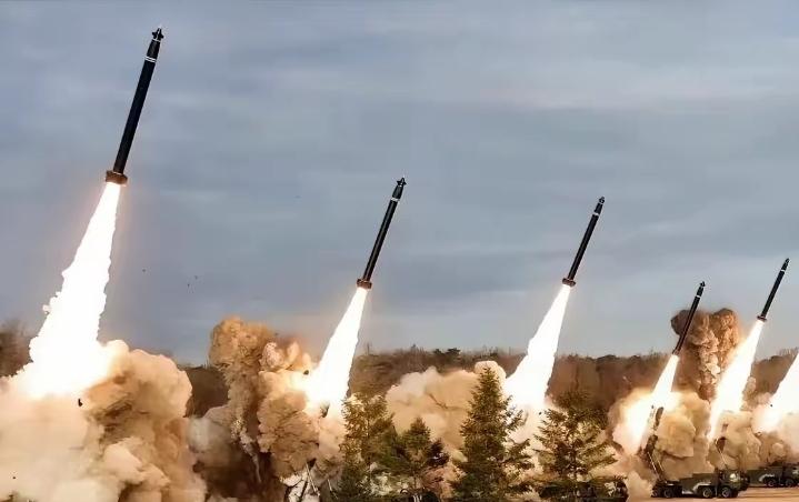 19日凌晨，数枚导弹密集射向日本海，高市早苗这下尝到后果了！
​据韩联社报道，韩