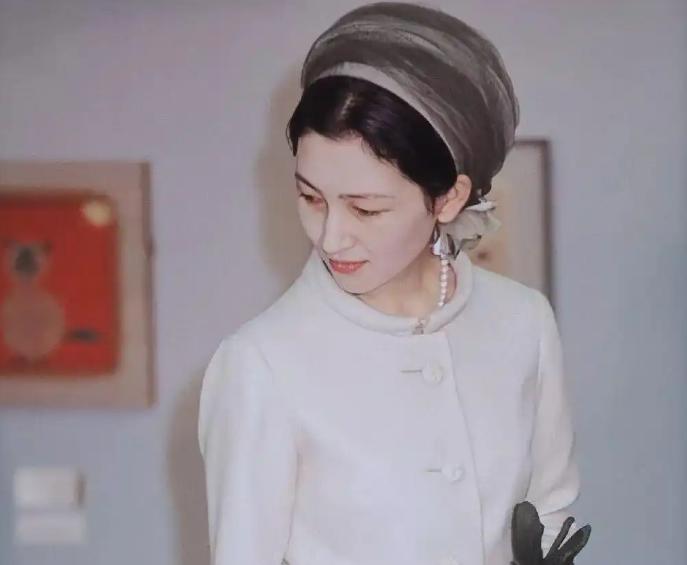 活了97年，当了63年皇后，是日本历史上最长寿的皇族女性。但她人生最后二十多年，