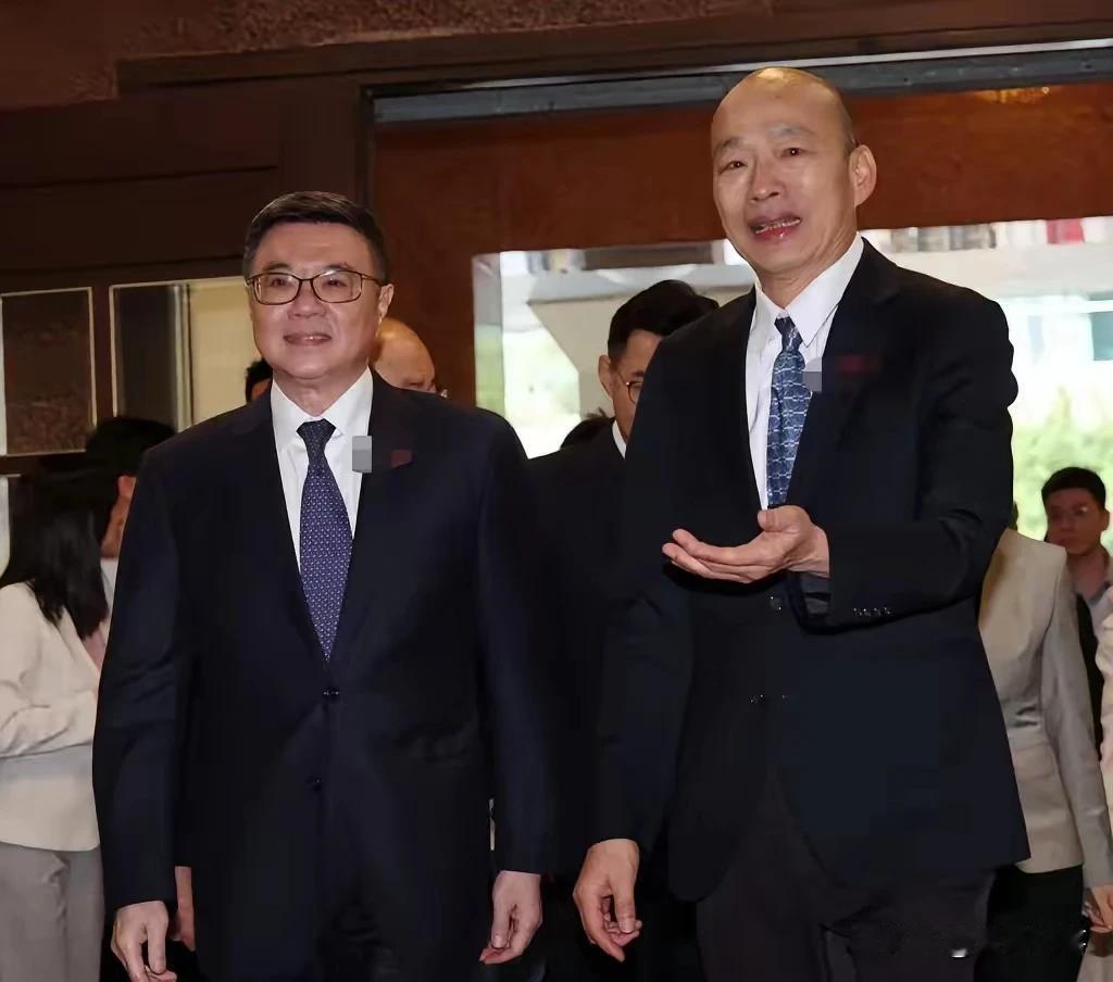 台“行政院长”卓荣泰上任第一天就率副手郑丽君到“立法院”拜会立法院长韩国瑜，副院