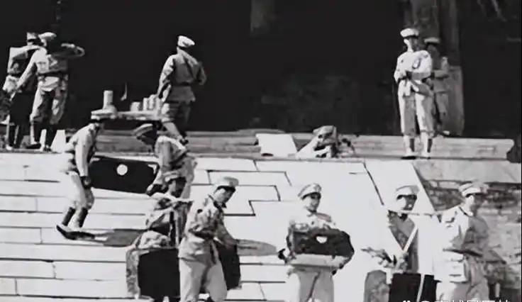 1946年戴笠坠机，搜救前废铁被顺走？谁料竟是失事铁证！
当天的天气恶劣到了极点