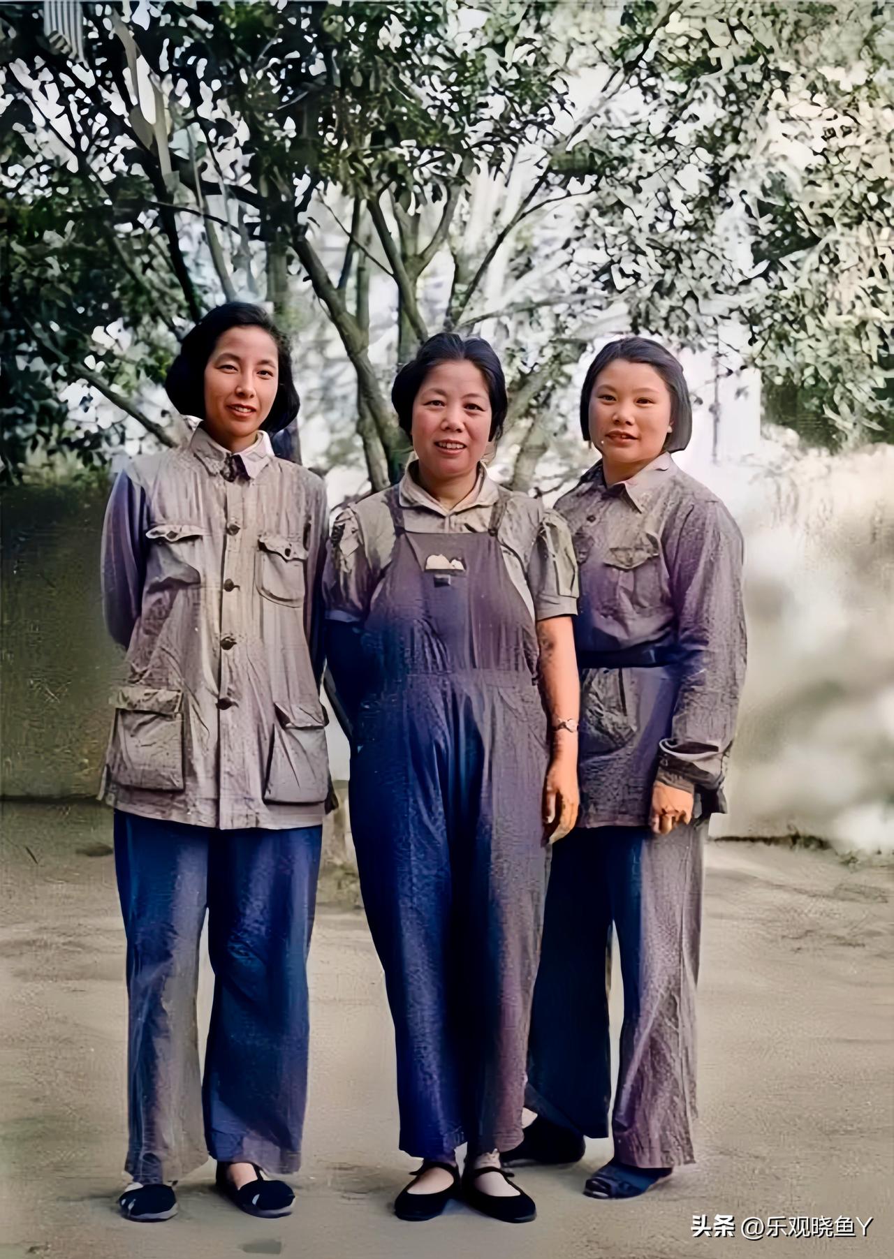 一九四四年，在延安的邓颖超与康克清和浦安修，这绝不是演戏，也绝不是电视中的演员所