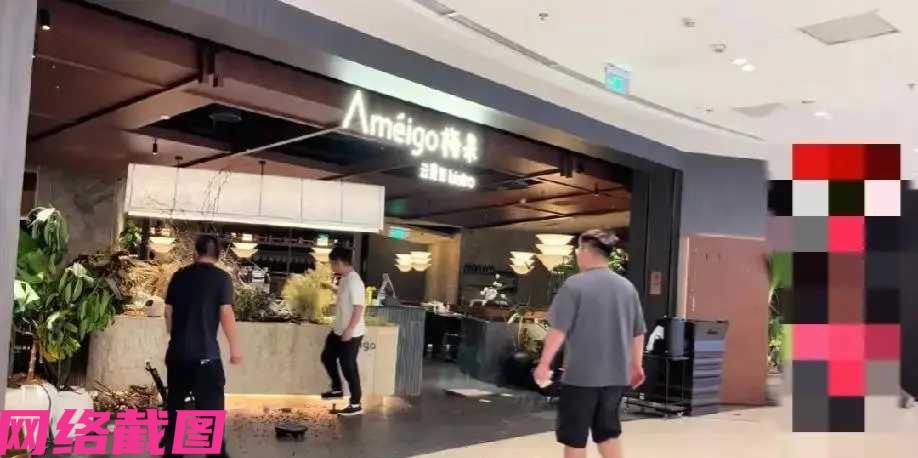 浙江湖州有处商业广场内，出现一幕有人在砸店，事后才知这是商户在经营四个月后接连亏