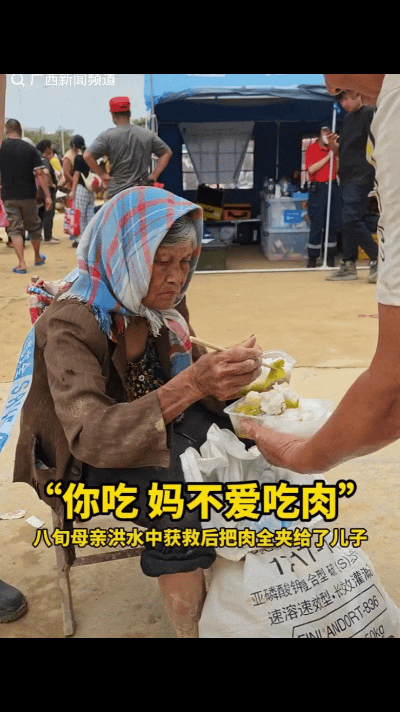 广西横州，当地消防人员全力开展人员转移工作，顺利营救了被困的一对母子。成功脱险抵