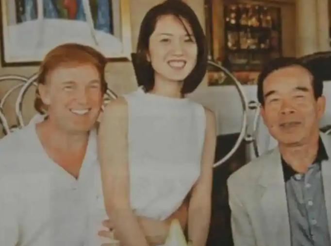 1995年，49岁的特朗普身处香港，怀中抱着一位神秘的中国女人，慵懒的坐在他的腿