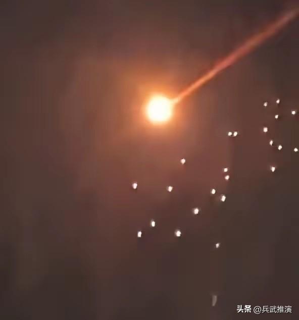 以色列空中出现漫天火光，伊朗罕见发射集束式弹头，看来德黑兰这次真急了！

伊朗这