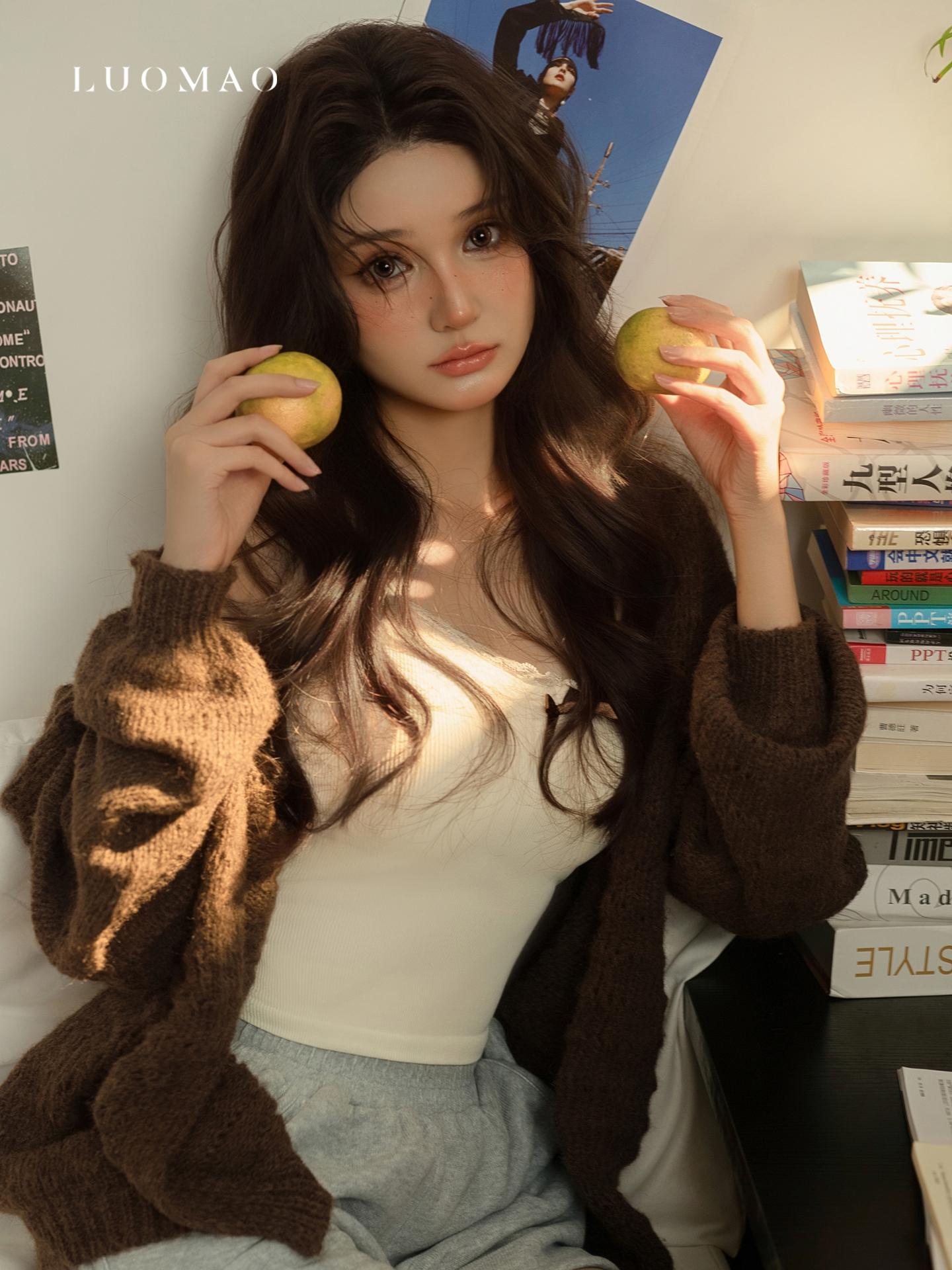 秋冬氛围感写真｜房间里拍出电影感温柔日常。一个温暖的小窝 毛衣、落叶...