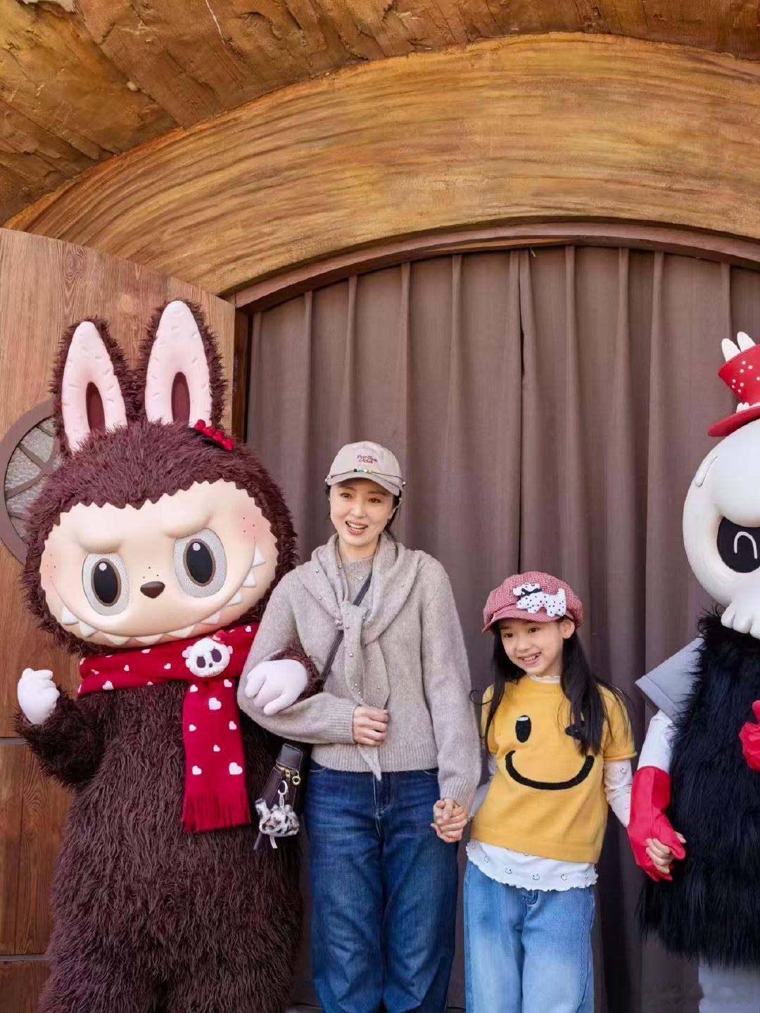 泡泡玛特城市乐园偶遇董璇小酒窝网友泡泡玛特乐园偶遇董璇小酒窝网友泡泡玛特乐园偶遇