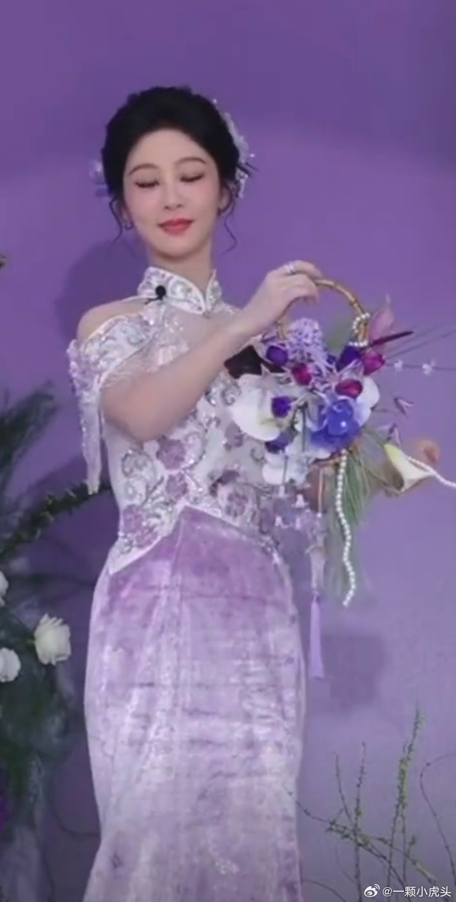 杨紫今天直播的裙子真的好灾难。 