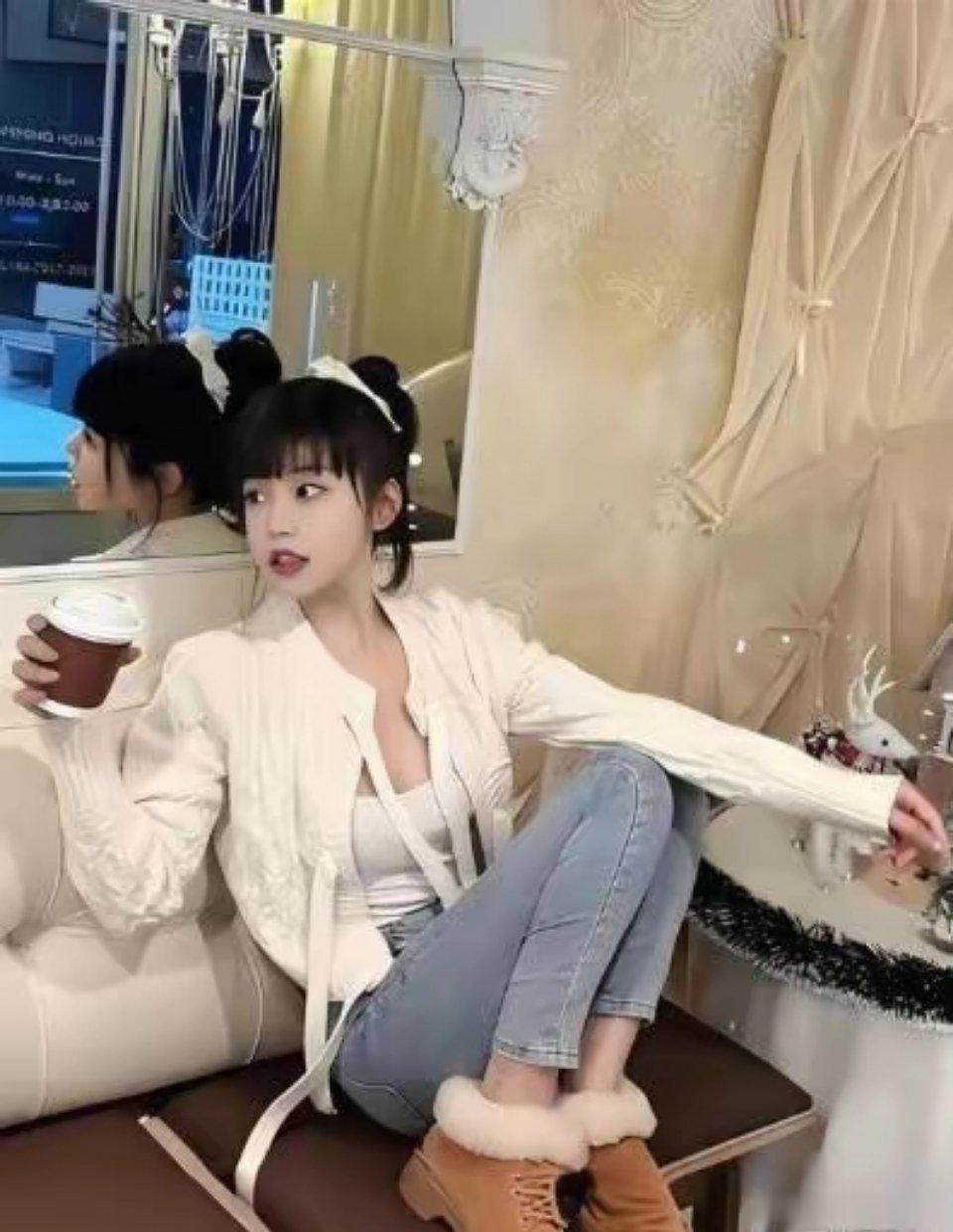 司晓迪为何让男星倾心？幼态脸纯欲身材只是表象，真正让她屡屡得手的秘密是这三个字：