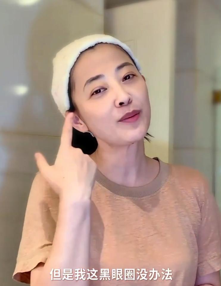 梅婷也自嘲自己的黑眼圈：天生的，没办法。
不过还是很美的，还记得《新结婚时代》里