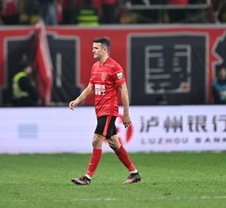 成都蓉城整体防守能力是差于于上个赛季的，中场还少了一个限制对手发起攻击的周定洋，