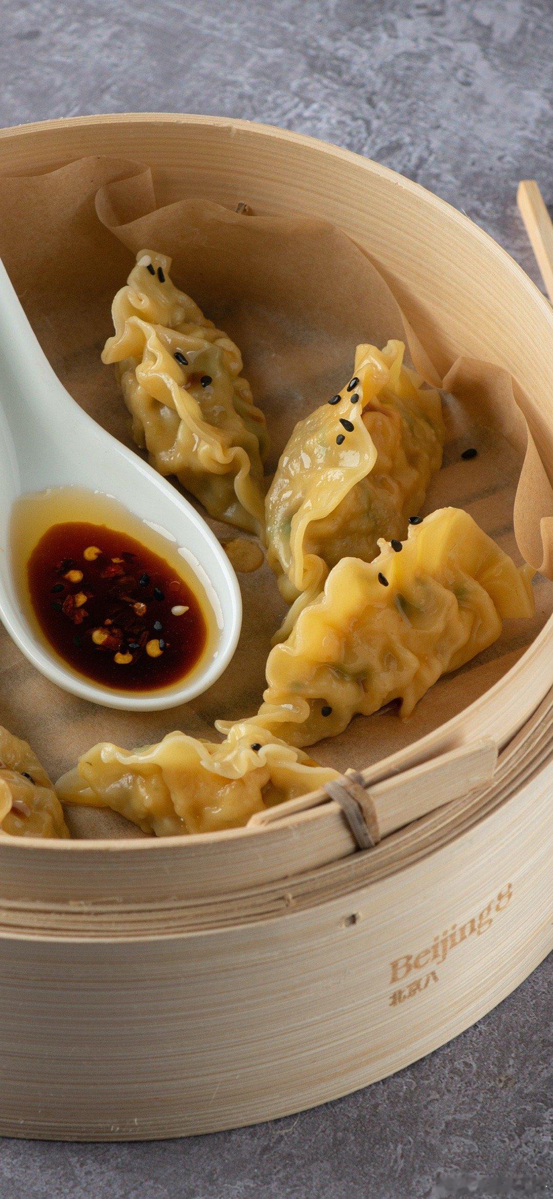 百余名父母进校园共赴冬至饺子宴虽然不能回家，但是心也暖暖的