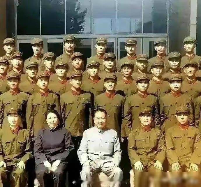 1981年5月，那是一个风云变幻的历史时刻，华国锋主席即将完成他的历史使命，准备