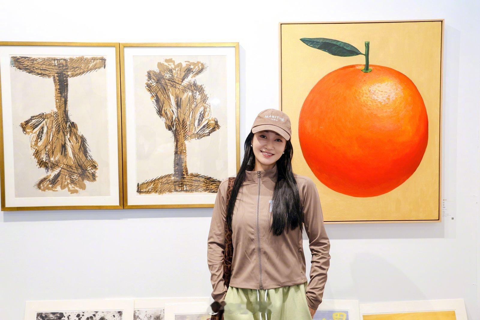 赵子琪于正一起看展 赵子琪打卡北京当代艺术博览会，晒出与众好友合照，于正惊喜同框