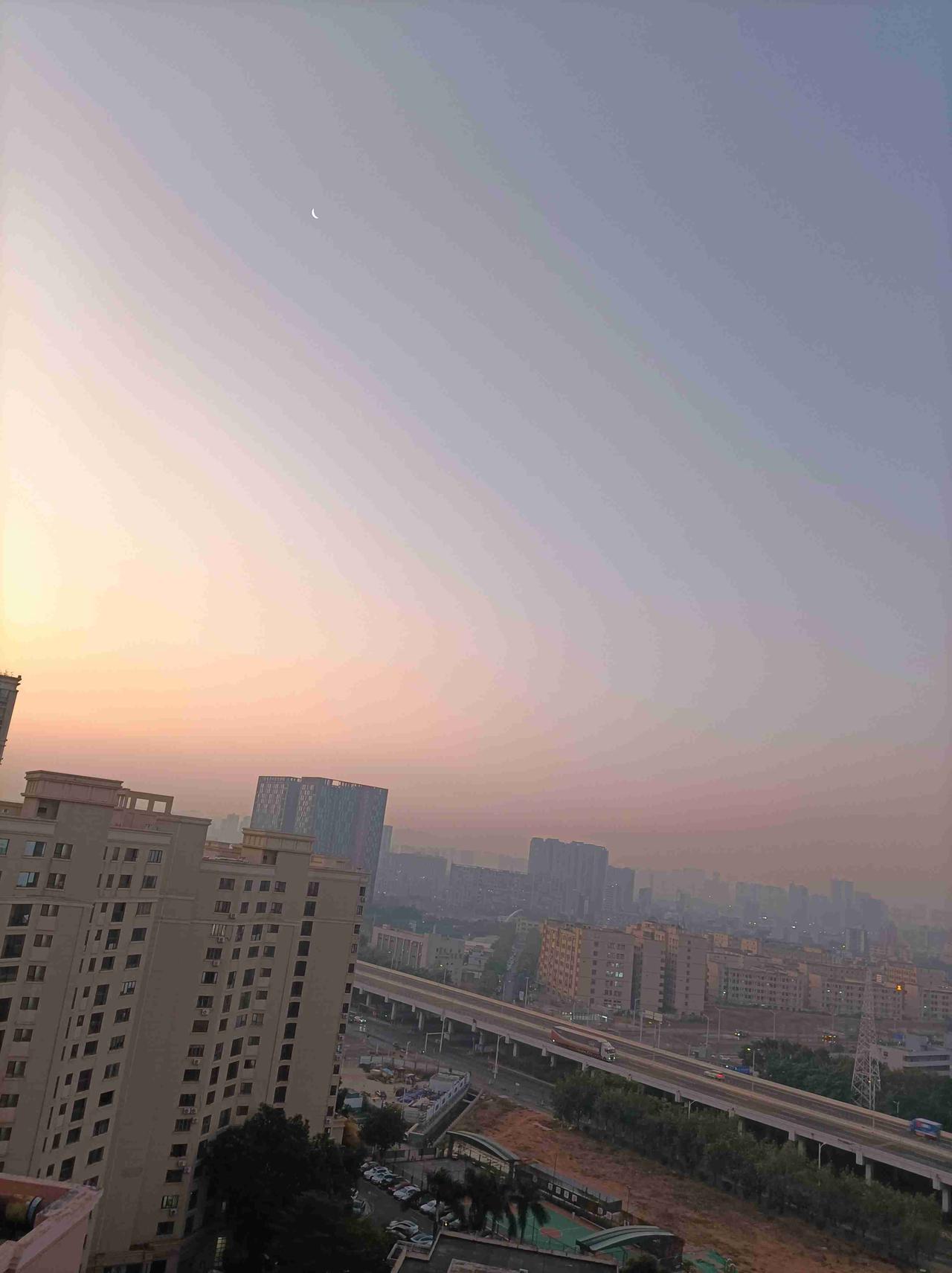 我的今日状态：😁轻松愉快
我这里的天气：☀️晴天:深圳今日晴转多云，气温14度