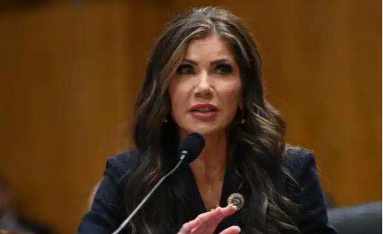 3月5日，美国国土安全部长克里斯蒂·诺姆被特朗普突然解职，成为其第二任期内首位被